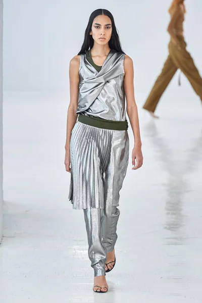 Look 19